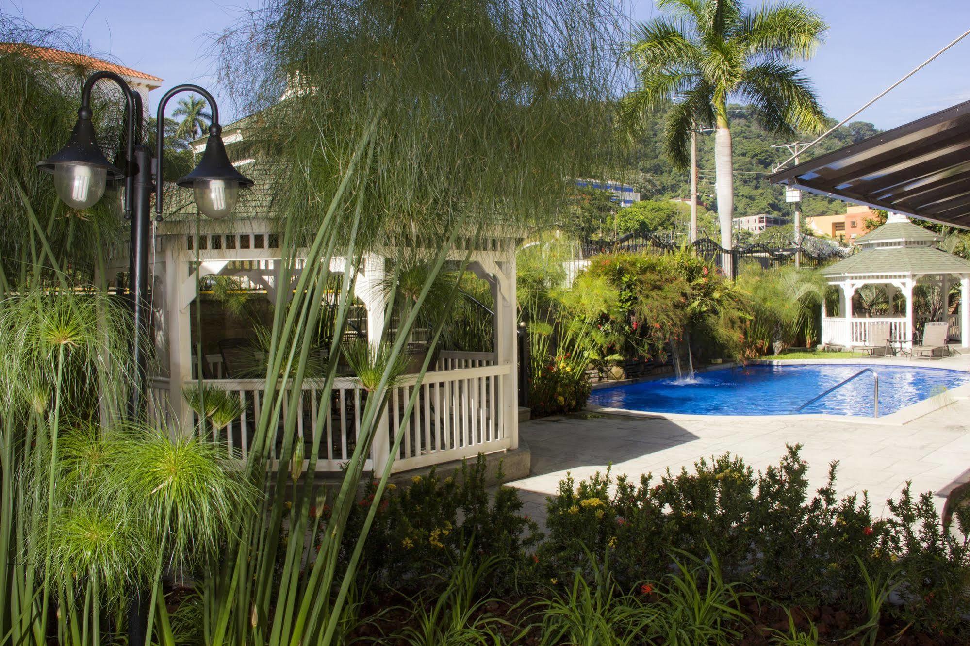 Beverly Hills: Hotel And Business Nuevo Cuscatlan 外观 照片